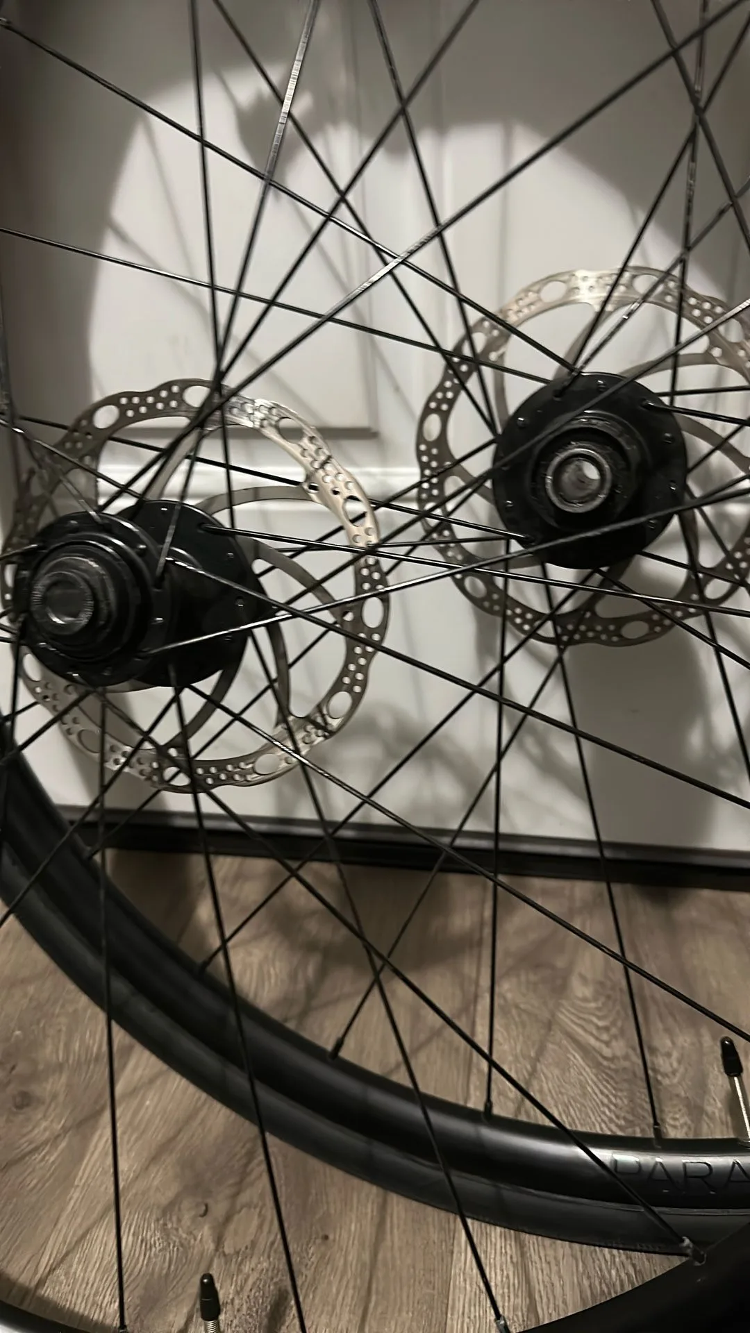 Paradigm Wheel Set Bontrager R1 image indicator(3)