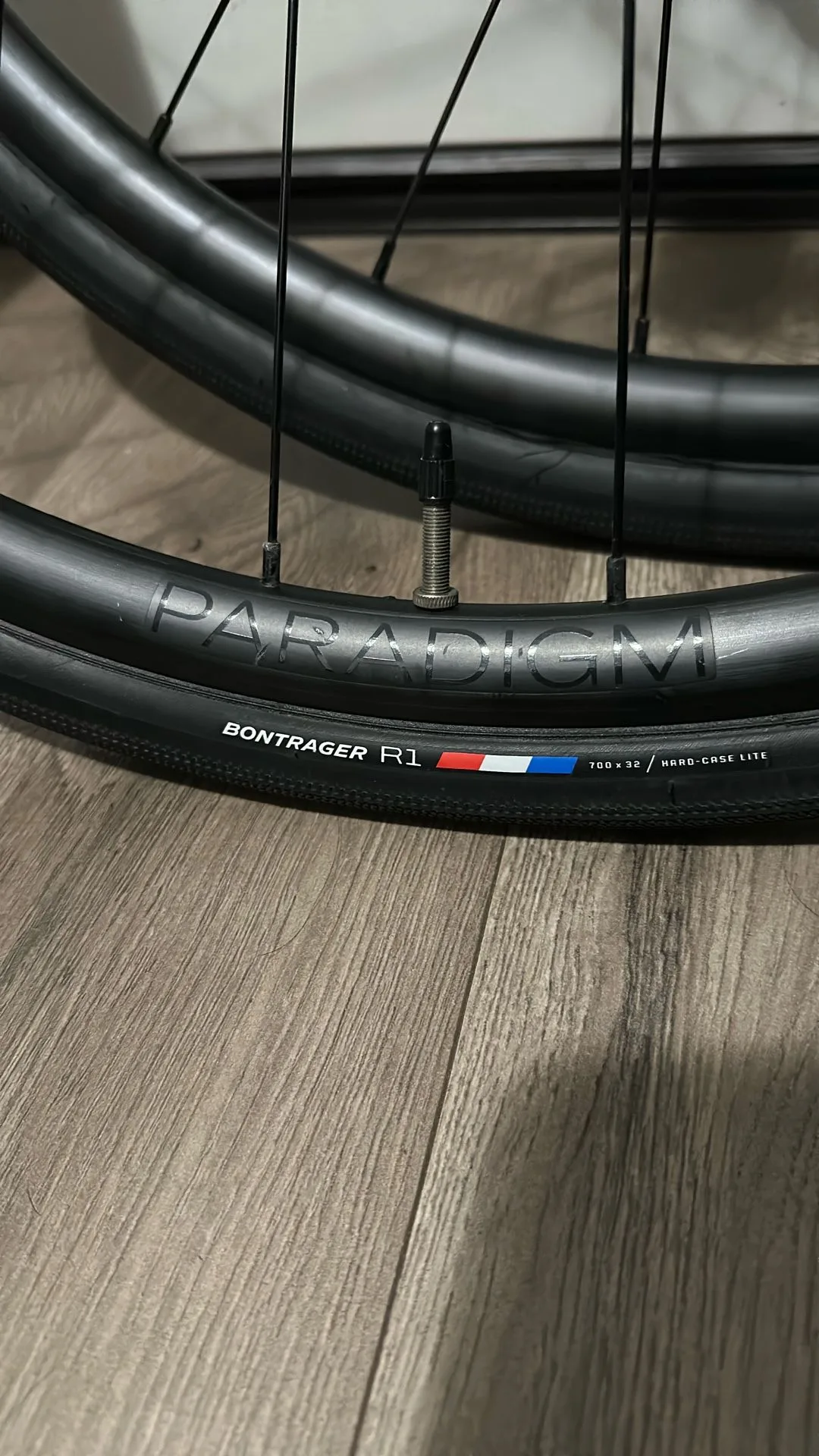 Paradigm Wheel Set Bontrager R1 image indicator(4)
