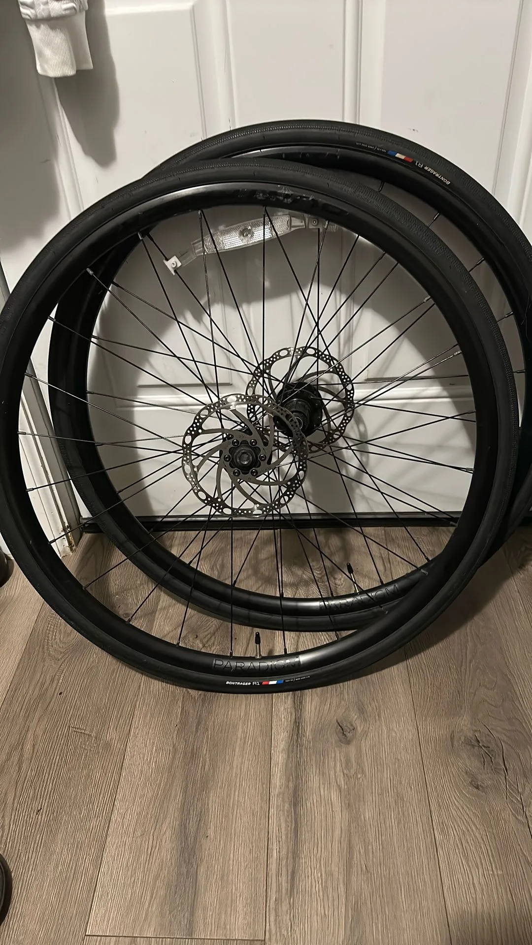 Paradigm Wheel Set Bontrager R1 image indicator(5)