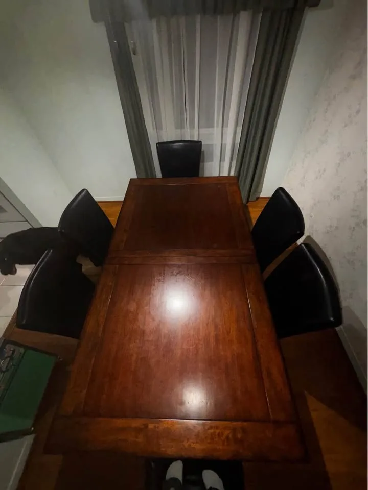 SOLID wood dining table- BEAUTIFUL! image indicator(2)