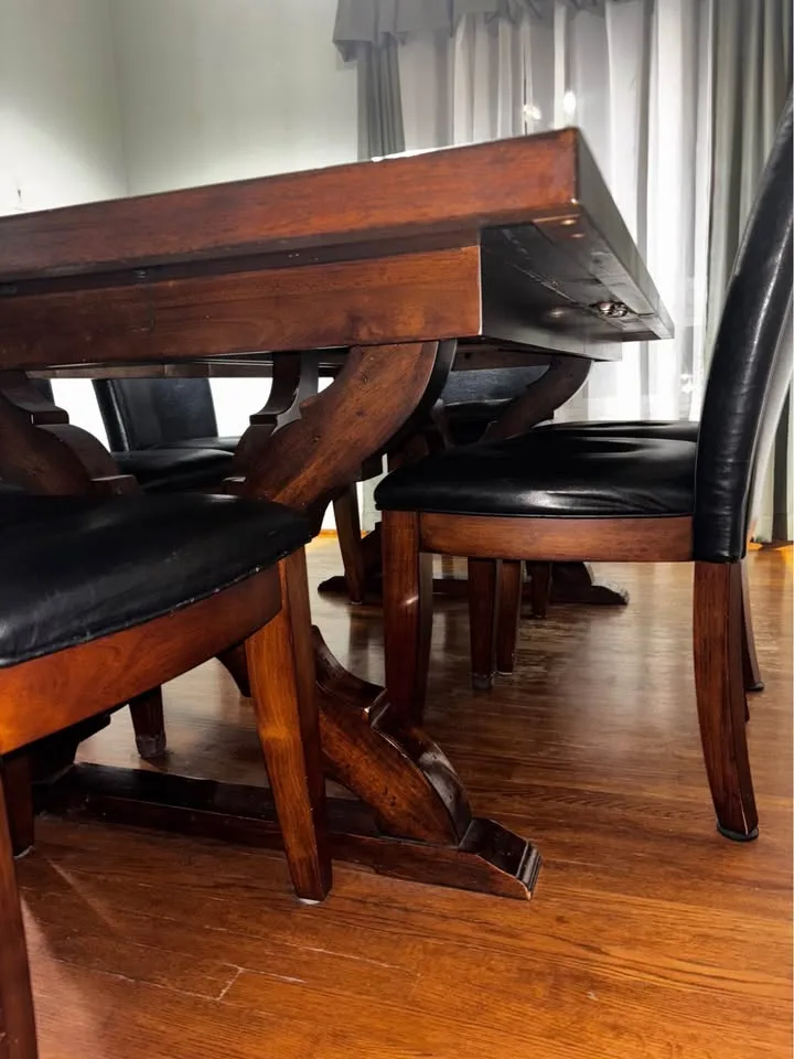 SOLID wood dining table- BEAUTIFUL! image indicator(3)