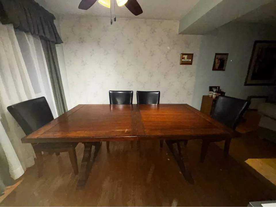 SOLID wood dining table- BEAUTIFUL! image indicator(4)
