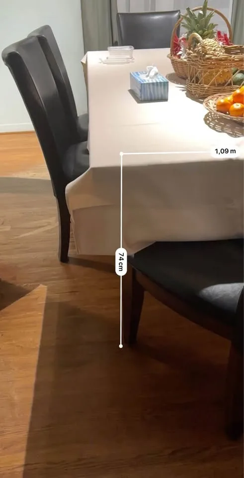 SOLID wood dining table- BEAUTIFUL! image indicator(5)