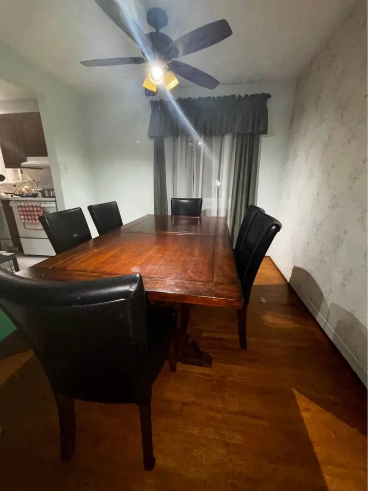 SOLID wood dining table- BEAUTIFUL! image indicator(7)