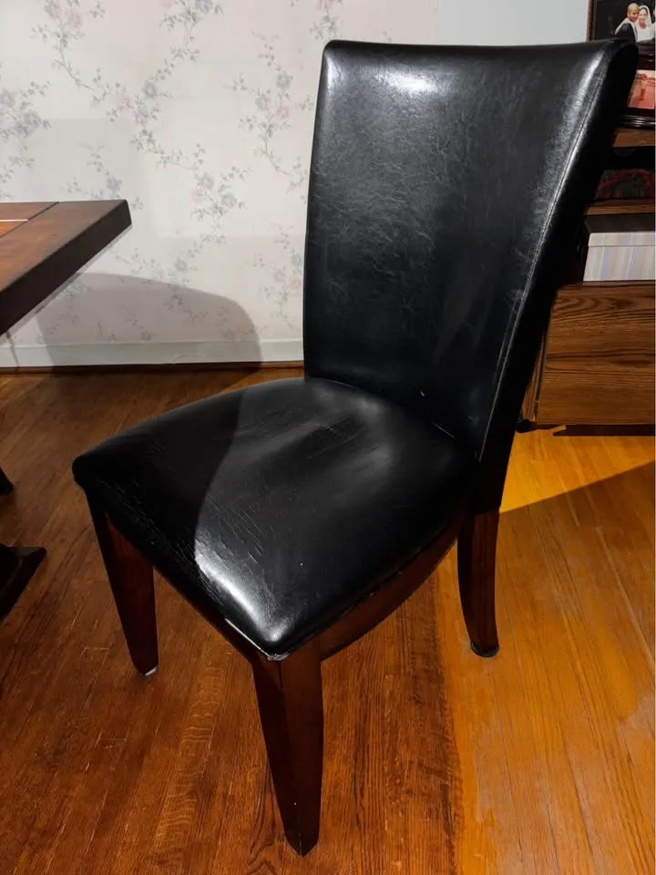 SOLID wood dining table- BEAUTIFUL! image indicator(8)