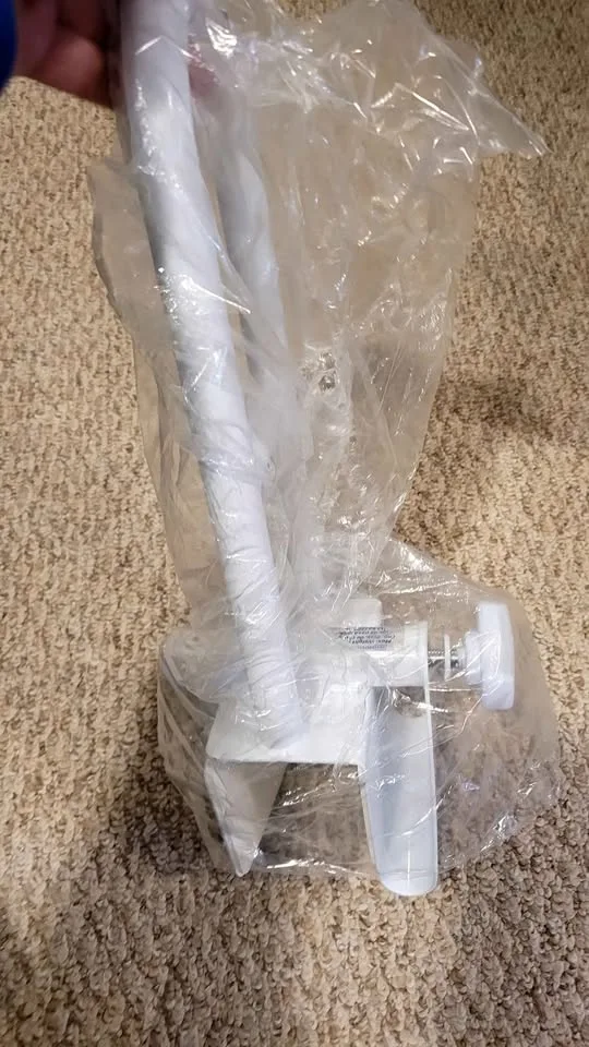 Midline bathtub bar, locks on the side of bathtub image indicator(7)