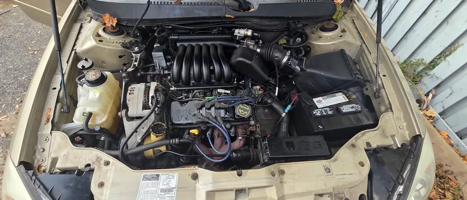 2001 Ford Taurus · SE Sedan 4D image indicator(2)