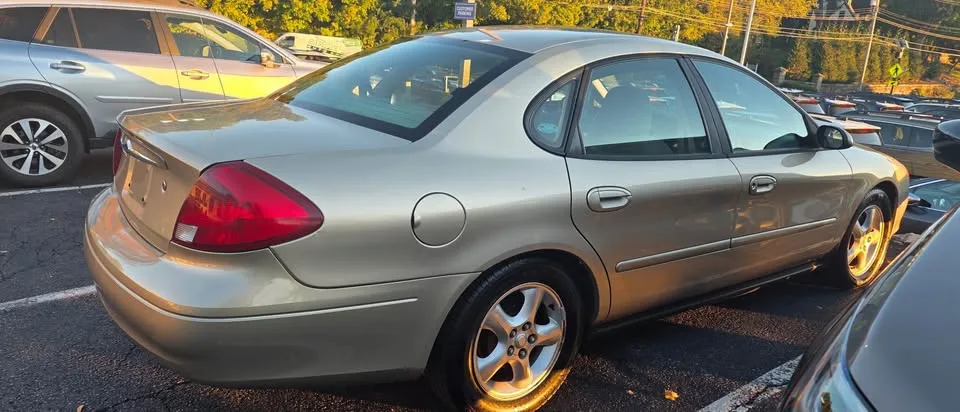 2001 Ford Taurus · SE Sedan 4D image indicator(9)