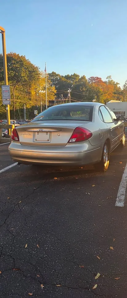 2001 Ford Taurus · SE Sedan 4D image indicator(10)
