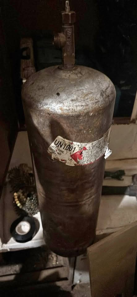 Acetylene tank