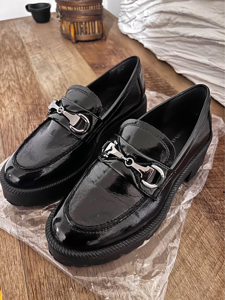 Black Oxford type Tamaris shoes