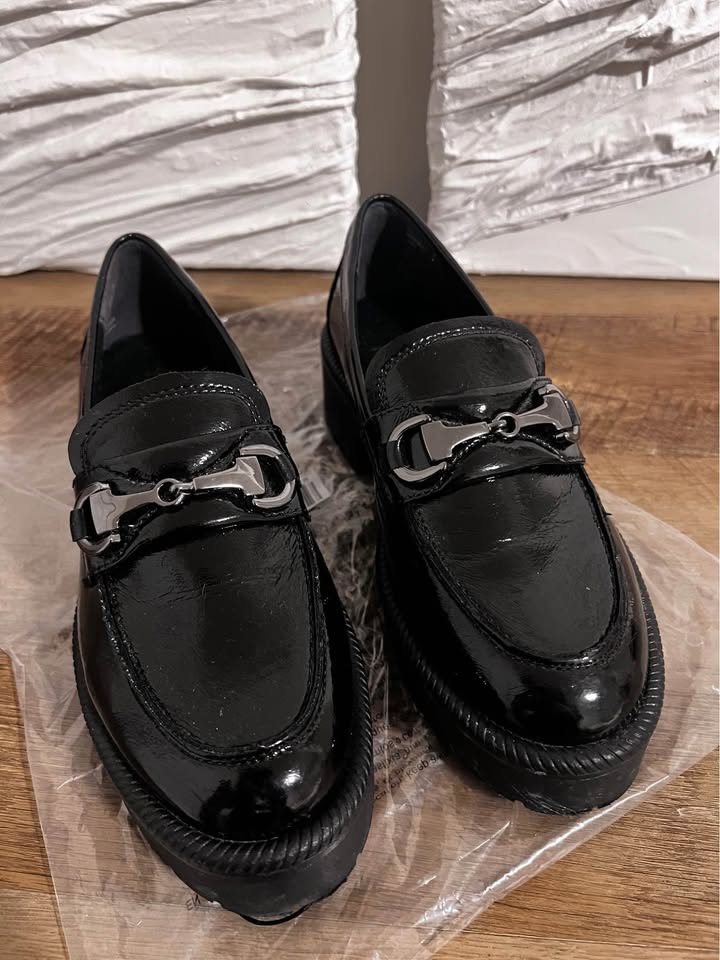 Black Oxford type Tamaris shoes - photo 2