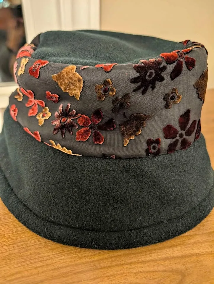 Women's Retro Black Fleece Artisan Hat with Floral Velvet Band thumbnail