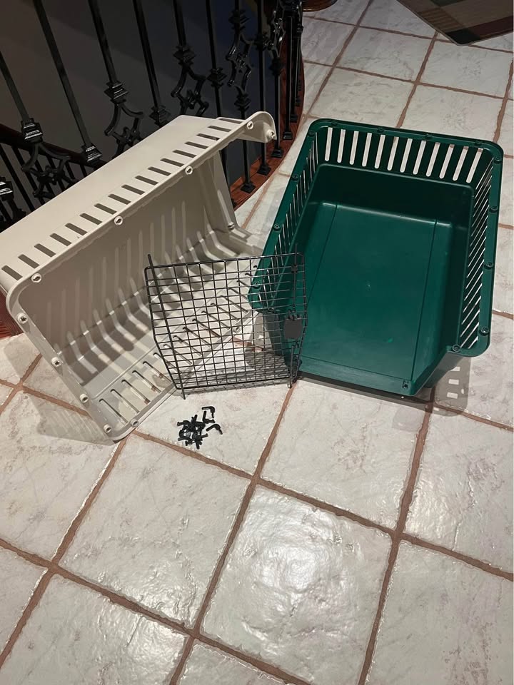 Used medium/large dog crate 28x22x20 inches - photo 2