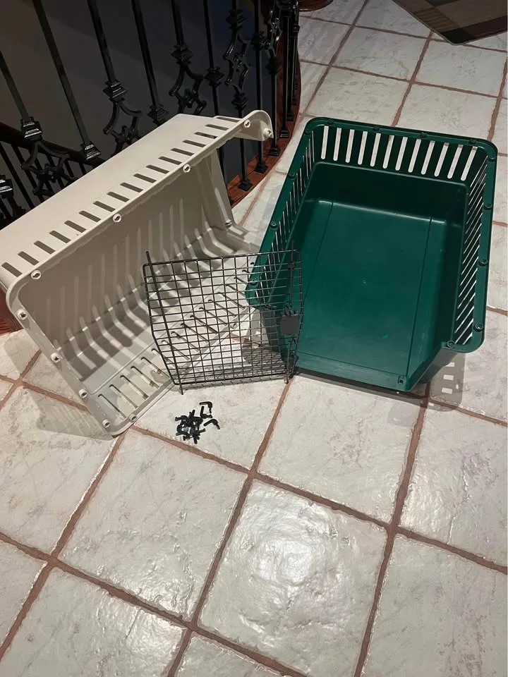 Used medium/large dog crate 28x22x20 inches image indicator(2)