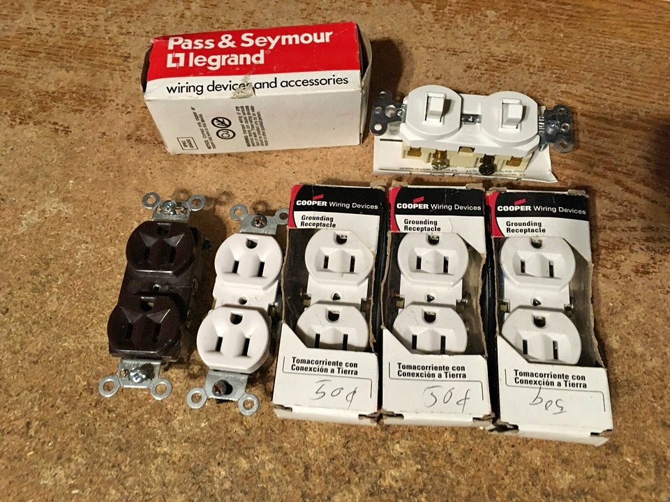 6X GROUNDING RECEPTACLE COOPER 270W PASS & SEYMOUR