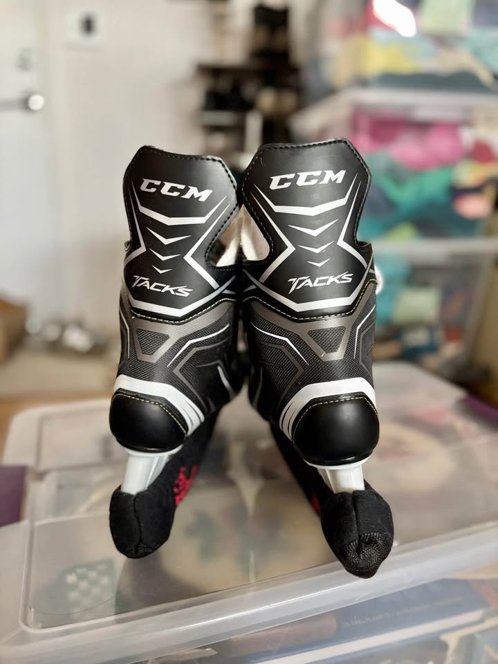 CCM Hockey Skates - Size 6 - photo 3