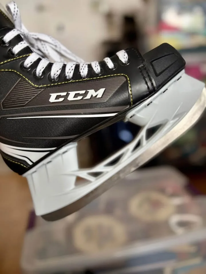 CCM Hockey Skates - Size 6 image indicator(7)