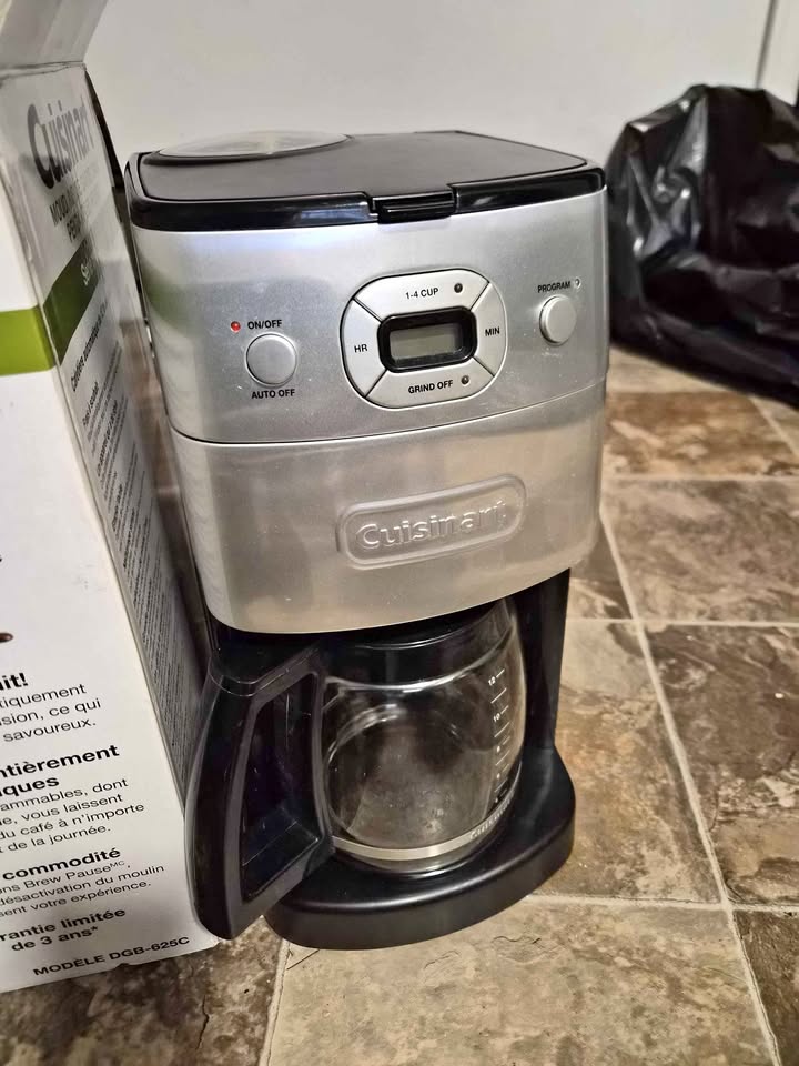 Coffee machine with grinder