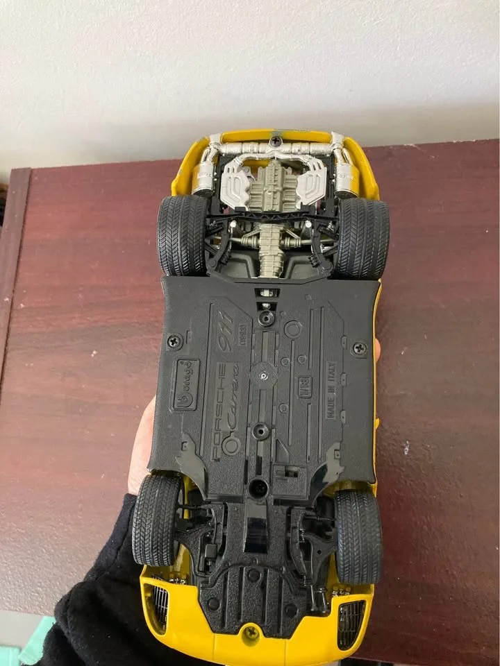 Porsche 911 Carrera Diecast Model Car – 1:18 Scale image indicator(4)