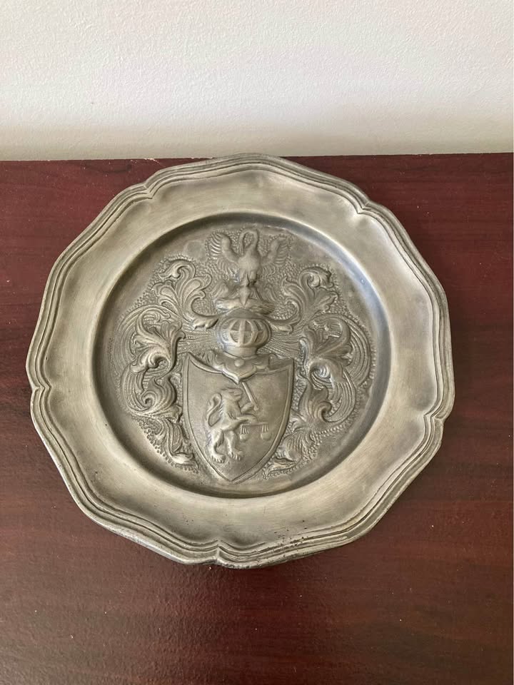Vintage Pewter Wall Plate with Coat of Arms Crest - photo 2