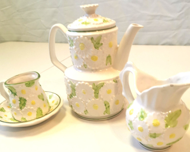 Enesco Daisy Tea Pot Creamer Saucer And Milk Lid Ceramic