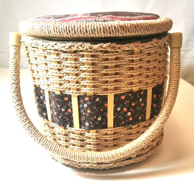 Sewing Basket Rattan Vintage Satin Liner Ducks Large - photo 4