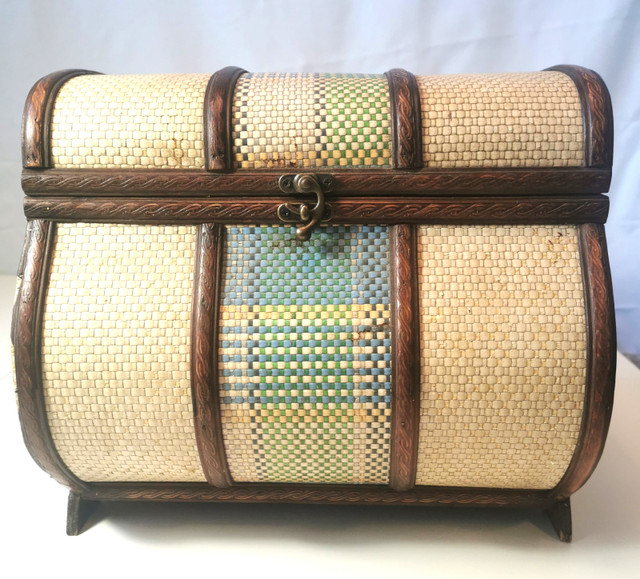 Storage Chest Display Chest Vintage Wicker Clasp Closure - photo 2