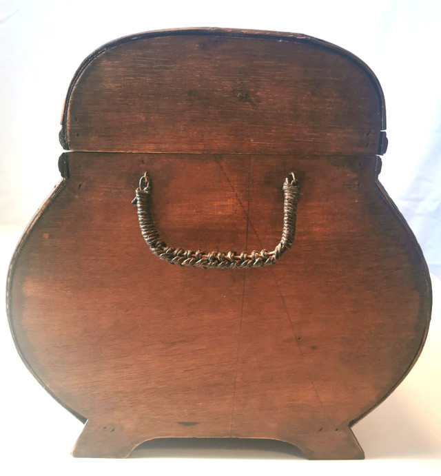 Storage Chest Display Chest Vintage Wicker Clasp Closure - photo 3