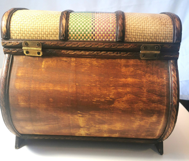Storage Chest Display Chest Vintage Wicker Clasp Closure - photo 4