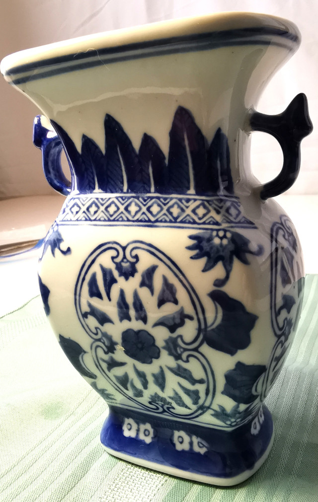 Vintage Chinese Blue & White Porcelain Vase - photo 2