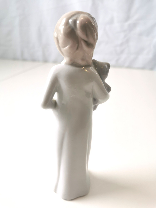 Vintage East German GDR Porcelain Figurine Girl with Teddy Bear - photo 4