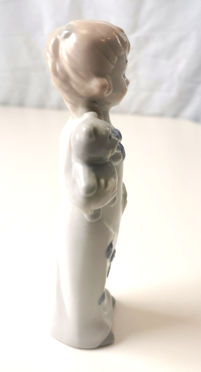 Vintage East German GDR Porcelain Figurine Girl with Teddy Bear - photo 5