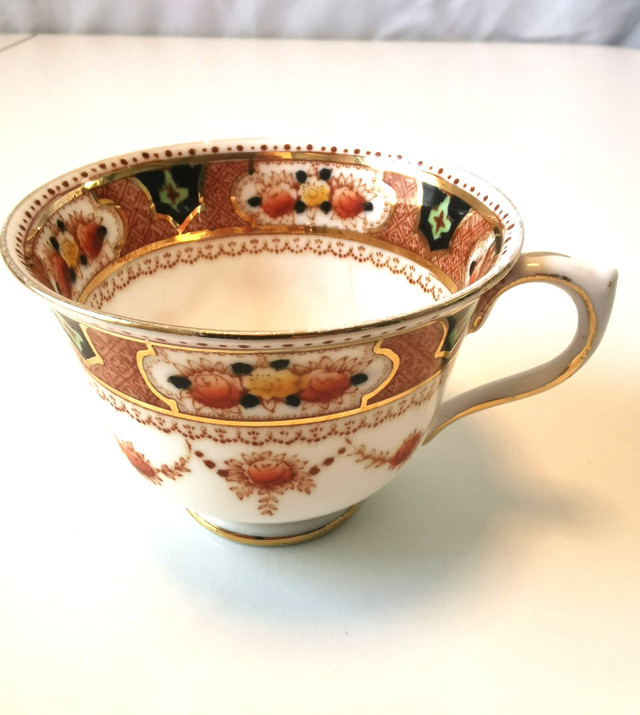 Tea Cup and Saucer Royal Albert Crown China England Numbered Vin - photo 3