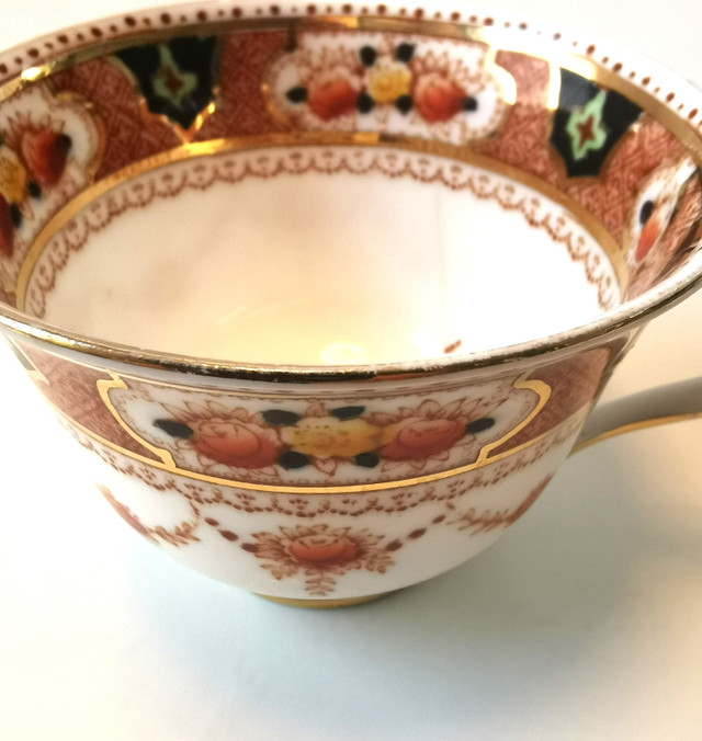 Tea Cup and Saucer Royal Albert Crown China England Numbered Vin - photo 4