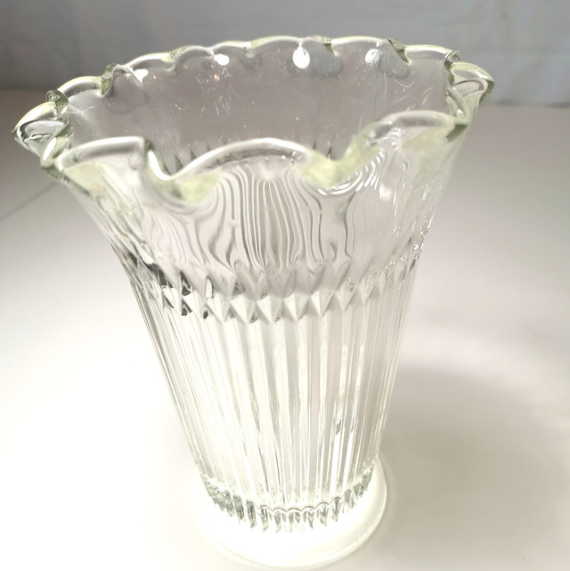 GLASS VASE classic design vertical ribbing adds texture vintage - photo 4