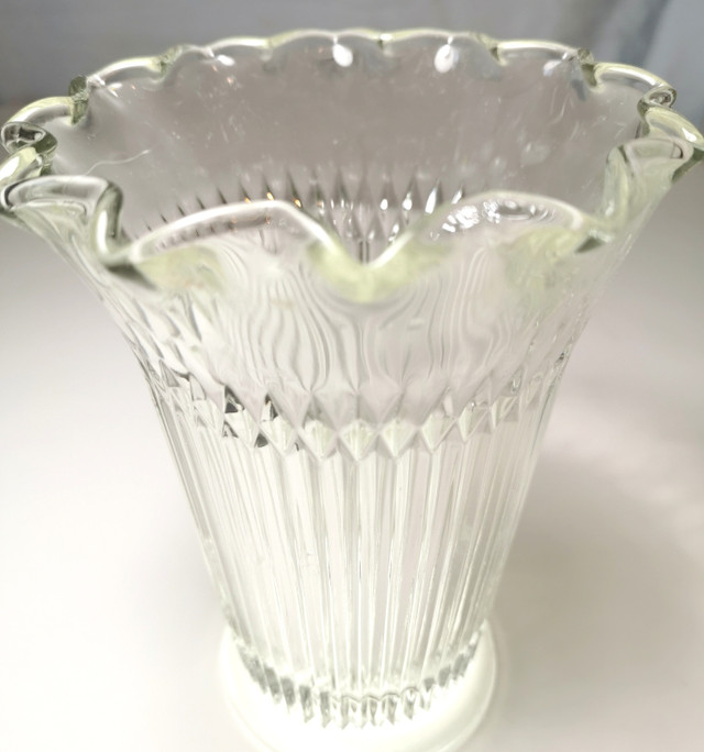 GLASS VASE classic design vertical ribbing adds texture vintage - photo 5