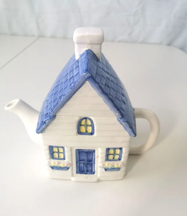 Tea Pot House with Removable Roof aka Lid Vintage image indicator(5)