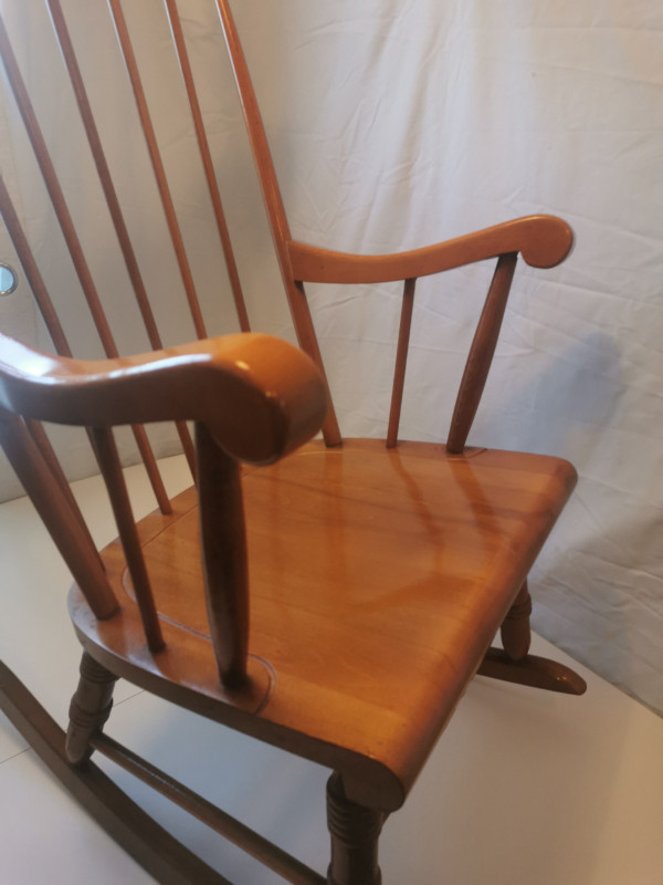 Rocking Chair Hardwood Spindle Vintage Very Solid - photo 2