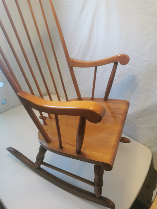 Rocking Chair Hardwood Spindle Vintage Very Solid - photo 4