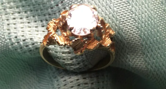 Ring 10kt Gold Leaf Pattern Stone Oval Crystal Quartz Vintage Re image indicator(3)