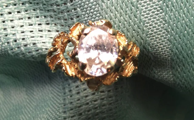 Ring 10kt Gold Leaf Pattern Stone Oval Crystal Quartz Vintage Re image indicator(5)