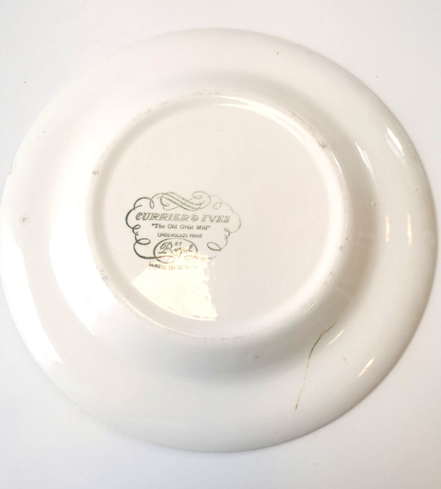 Pair of Vintage Plates with Wooden Holder - photo 3