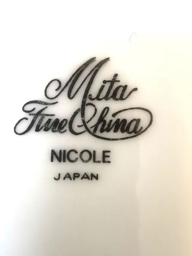 Pair of Vintage Plates with Wooden Holder image indicator(10)