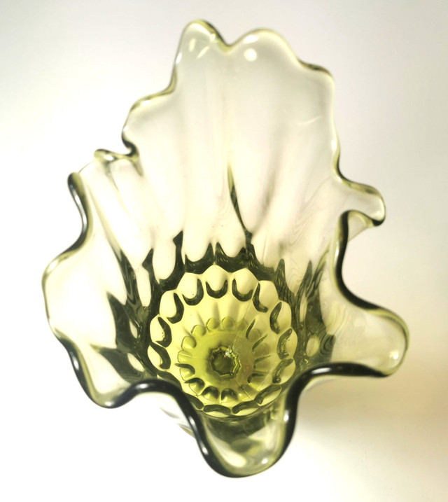 Fenton Art Glass Colonial Green Thumbprint Vase Vin - photo 3