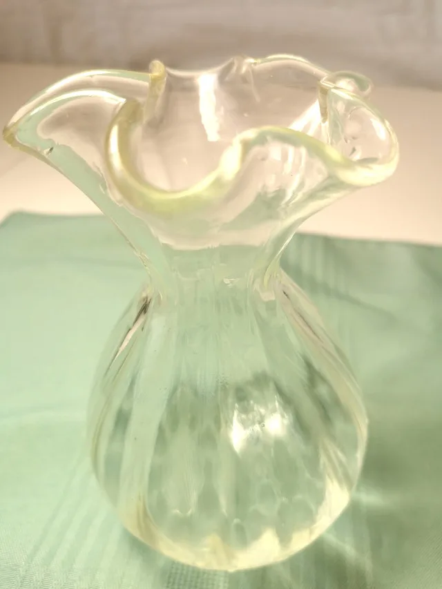 Elegant Clear Glass Vase - Handmade Floral Decor image indicator(3)