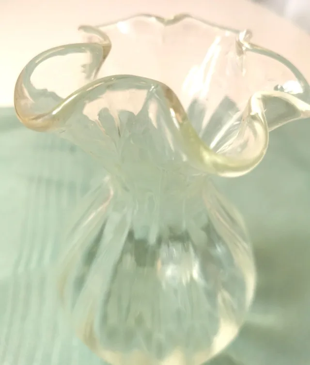 Elegant Clear Glass Vase - Handmade Floral Decor image indicator(6)