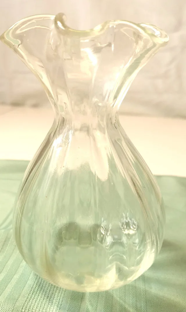 Elegant Clear Glass Vase - Handmade Floral Decor image indicator(8)