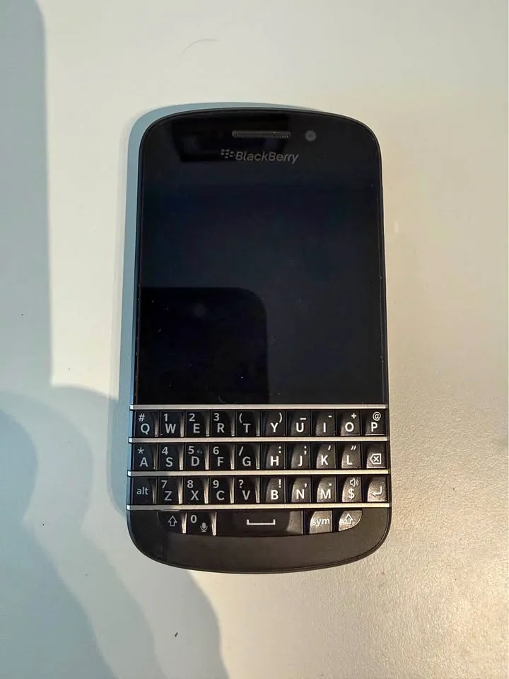 BlackBerry Q10 - Black carbon Smartphone thumbnail