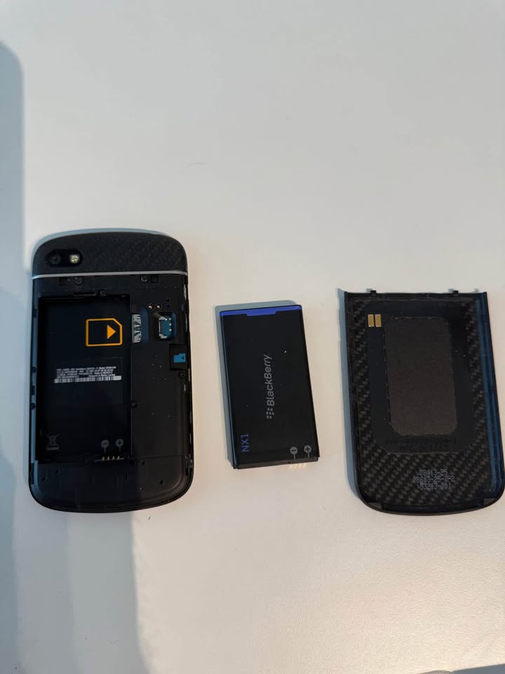 BlackBerry Q10 - Black carbon Smartphone - photo 3